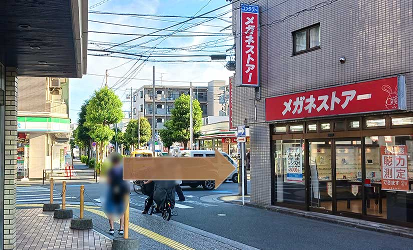 ③一番初めの交差点を右折します。