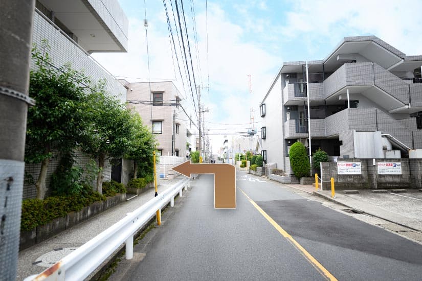 ②道なりに進んでください。